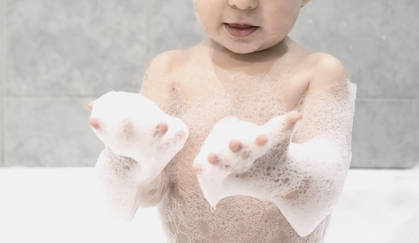 Bebé bañandose