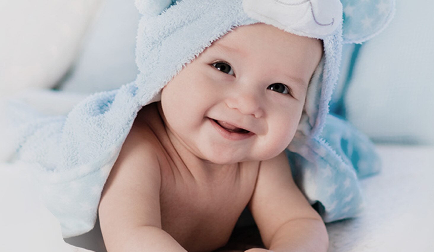 Bebé sonriendo después del baño