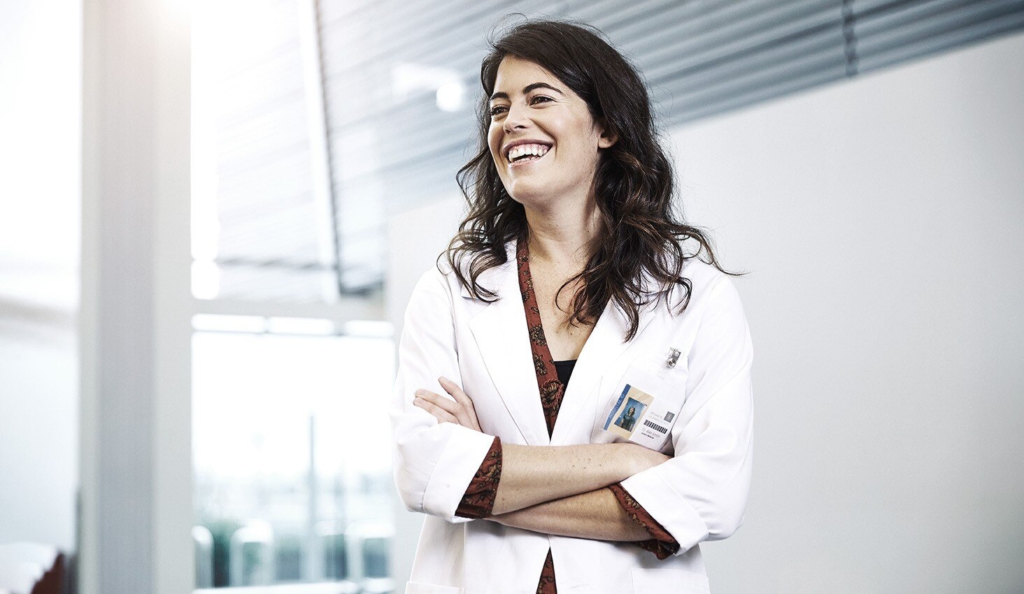 Médica sonriendo